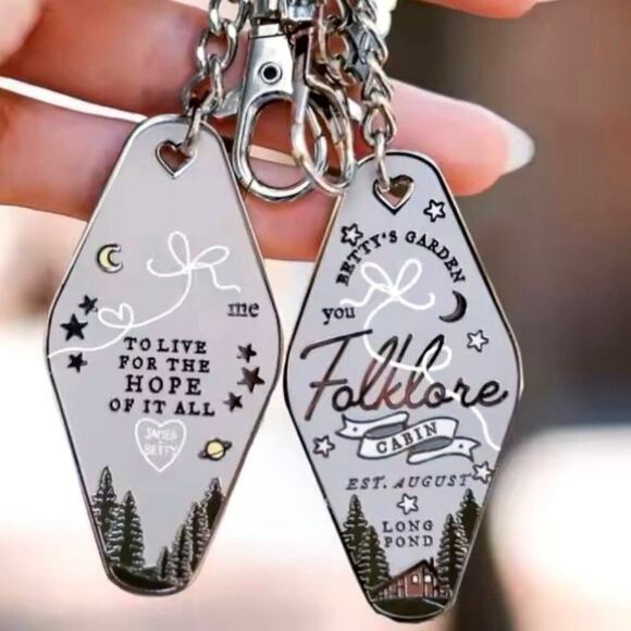 Betty’s Cabin Metal Hotel Keychain Style Keyring Taylor Swift Folklore - Picture 1 of 2